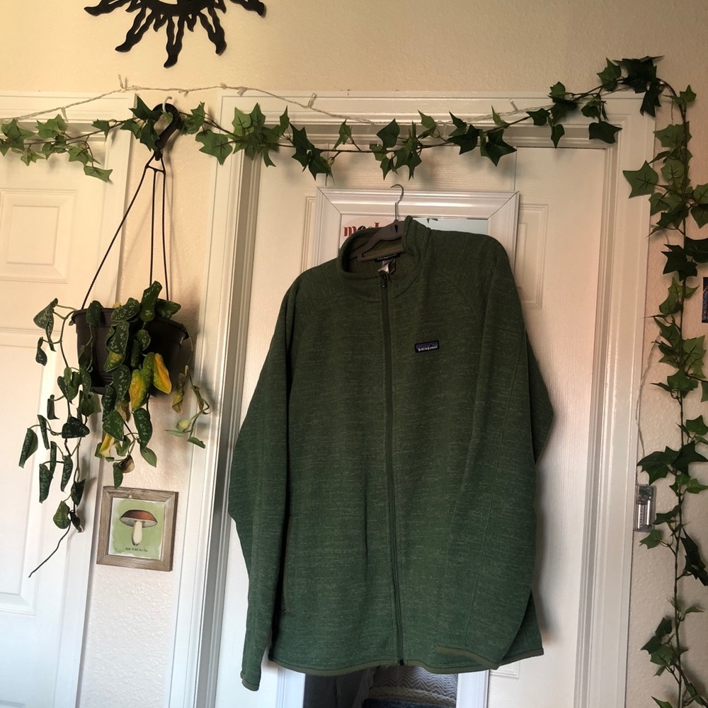 Green Patagonia zip-up fleece 🧥